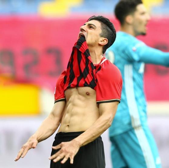 Emre Belözoğlu bir ilki başardı