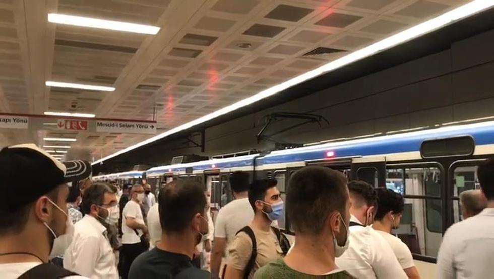 Tramvayda panik dolu anlar Yolcular tahliye edildi