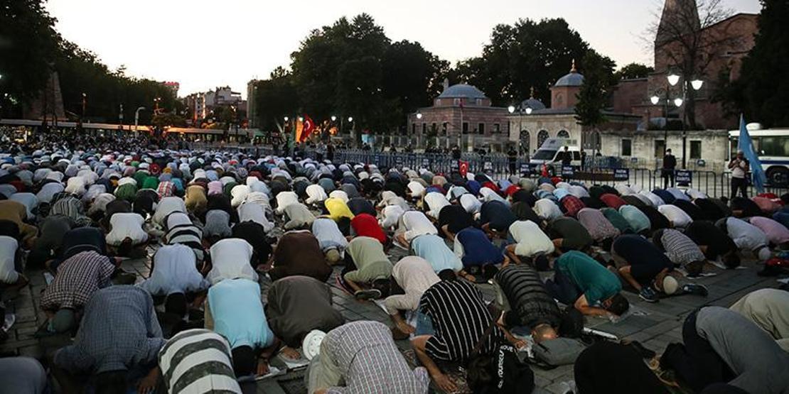 Ayasofya önünde akşam namazı kılındı