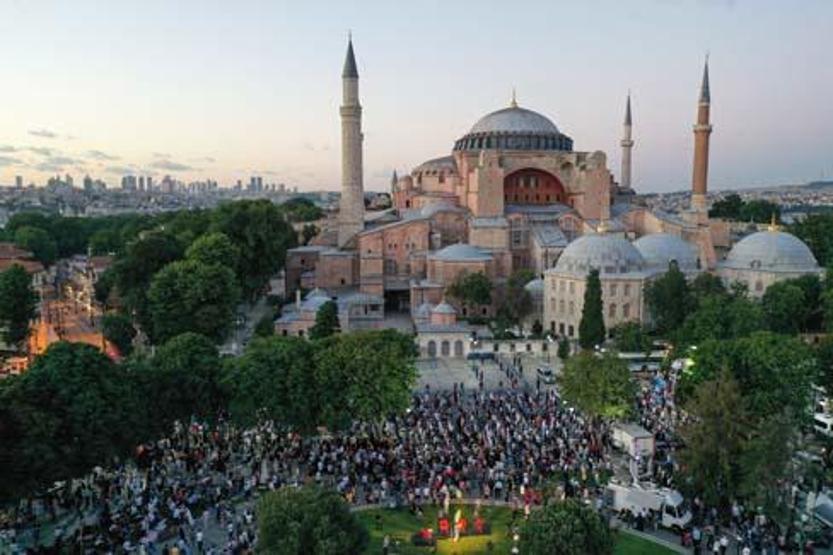 Ayasofya önünde akşam namazı kılındı