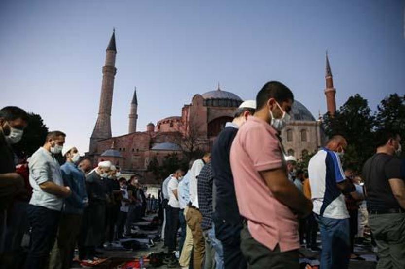 Ayasofya önünde akşam namazı kılındı