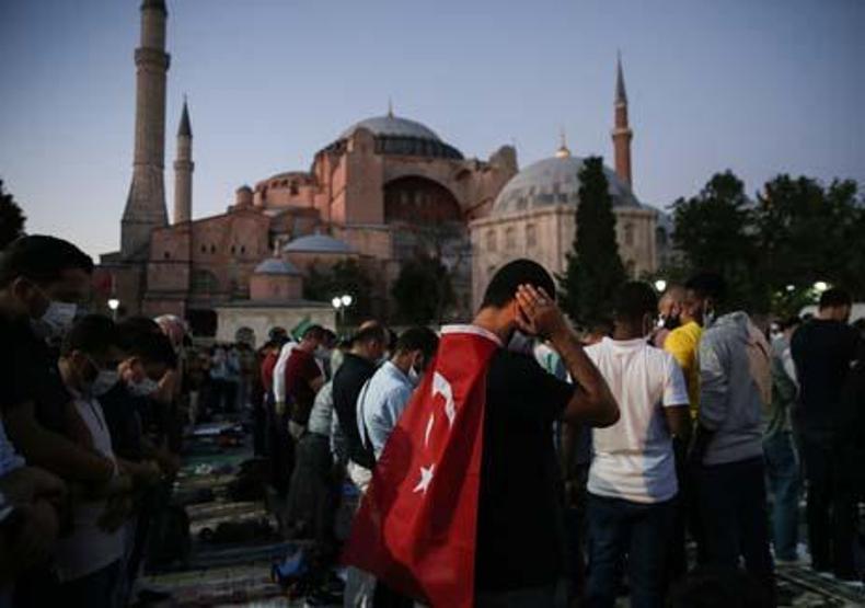 Ayasofya önünde akşam namazı kılındı