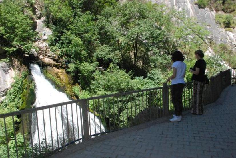 Aşk acısını unutturan şelaleye yoğun ilgi