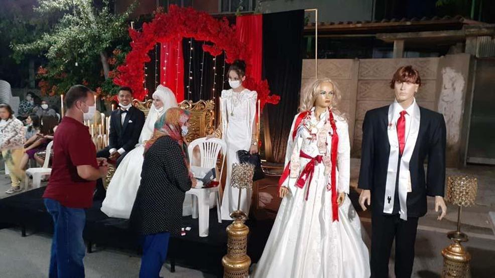 Son dakika... Sokak düğününde de takılar cansız mankenlere takıldı