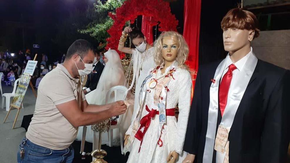 Son dakika... Sokak düğününde de takılar cansız mankenlere takıldı