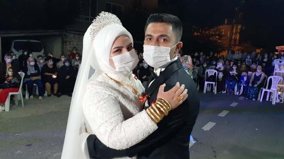 Son dakika... Sokak düğününde de takılar cansız mankenlere takıldı
