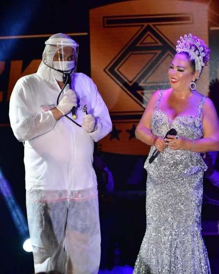 Faik Öztürk tulum ve maske ile sahnede