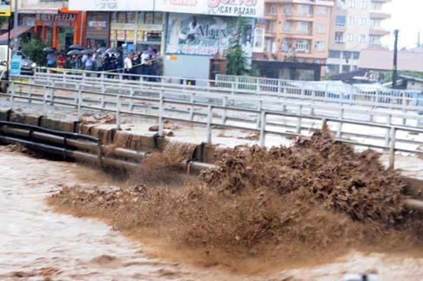 Rizede şiddetli yağış hayatı felç etti Bakan Soylu, bölgeye gidiyor