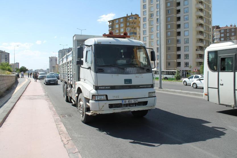 Kamyon, işçi servisine çarptı: 10 yaralı