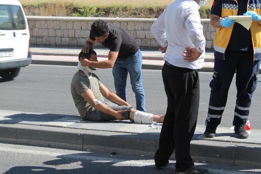 Kamyon, işçi servisine çarptı: 10 yaralı