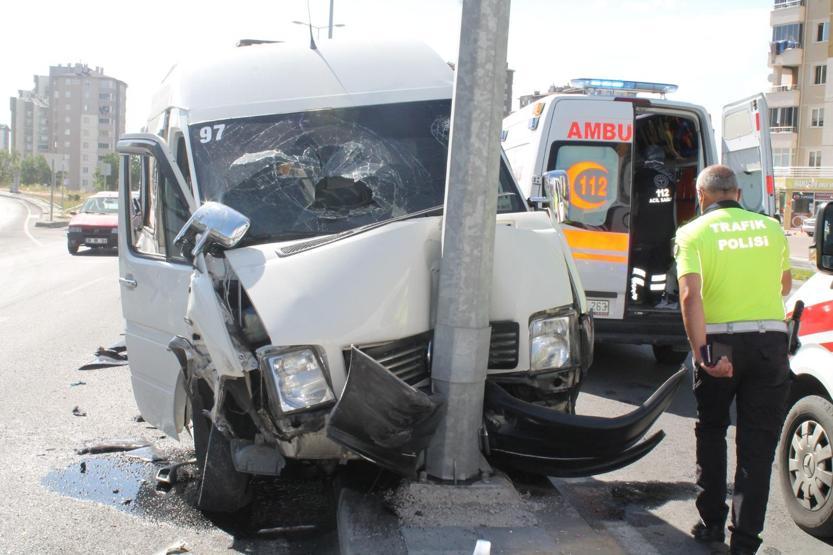 Kamyon, işçi servisine çarptı: 10 yaralı