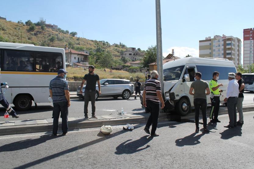 Kamyon, işçi servisine çarptı: 10 yaralı