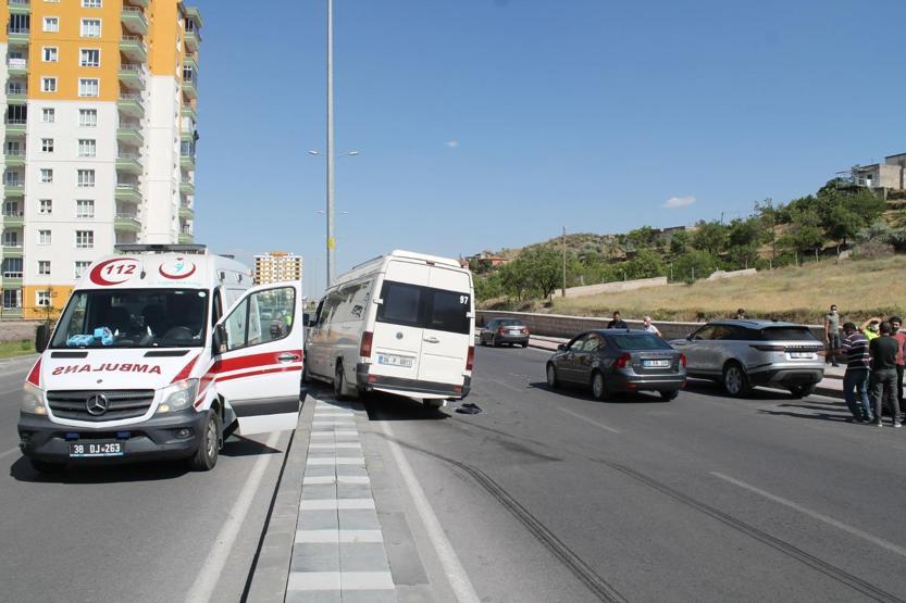 Kamyon, işçi servisine çarptı: 10 yaralı