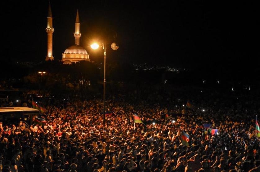 Binlerce kişi sokaklara döküldü: Azerbaycan halkından Meclise seferberlik talebi