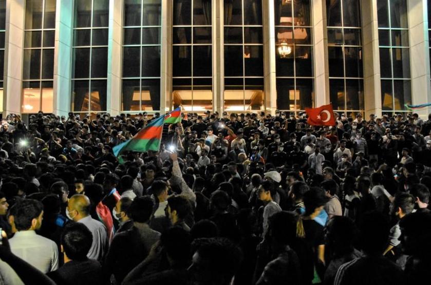 Binlerce kişi sokaklara döküldü: Azerbaycan halkından Meclise seferberlik talebi