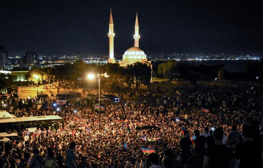 Binlerce kişi sokaklara döküldü: Azerbaycan halkından Meclise seferberlik talebi