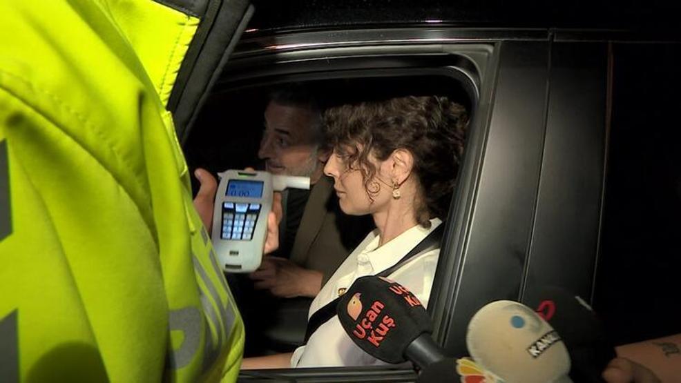 Mehmet Aslantuğ ve Arzum Onan polis çevirmesine takıldı
