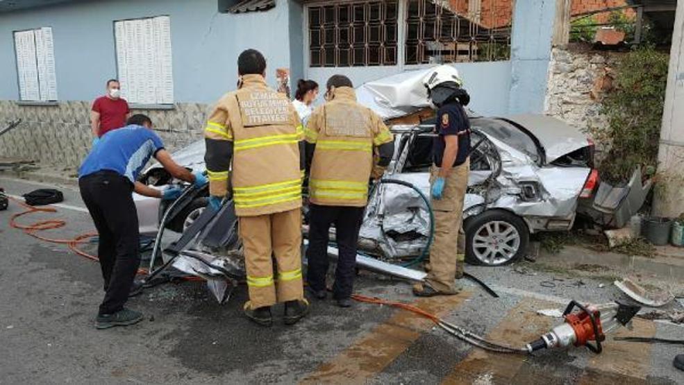 Son dakika.... Otomobille servis minibüsü çarpıştı: 1 ölü, 6 yaralı
