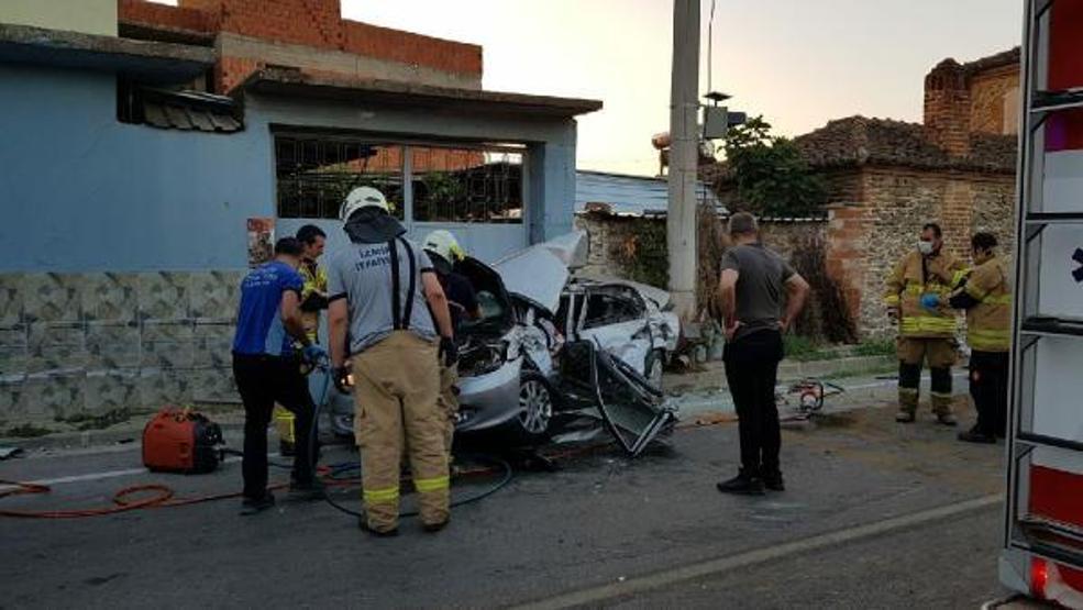 Son dakika.... Otomobille servis minibüsü çarpıştı: 1 ölü, 6 yaralı