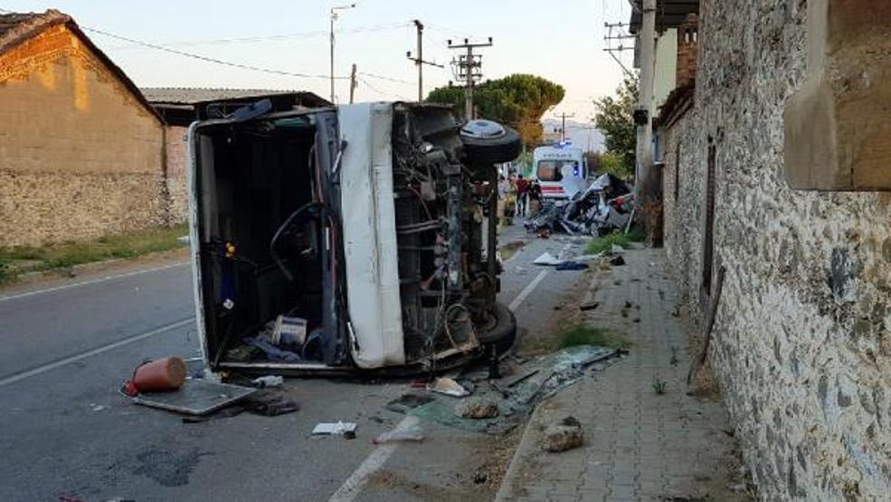 Son dakika.... Otomobille servis minibüsü çarpıştı: 1 ölü, 6 yaralı