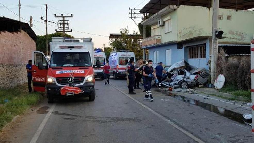 Son dakika.... Otomobille servis minibüsü çarpıştı: 1 ölü, 6 yaralı