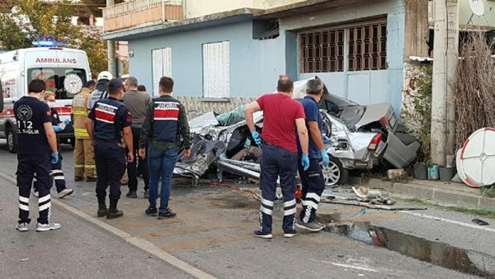 Son dakika.... Otomobille servis minibüsü çarpıştı: 1 ölü, 6 yaralı