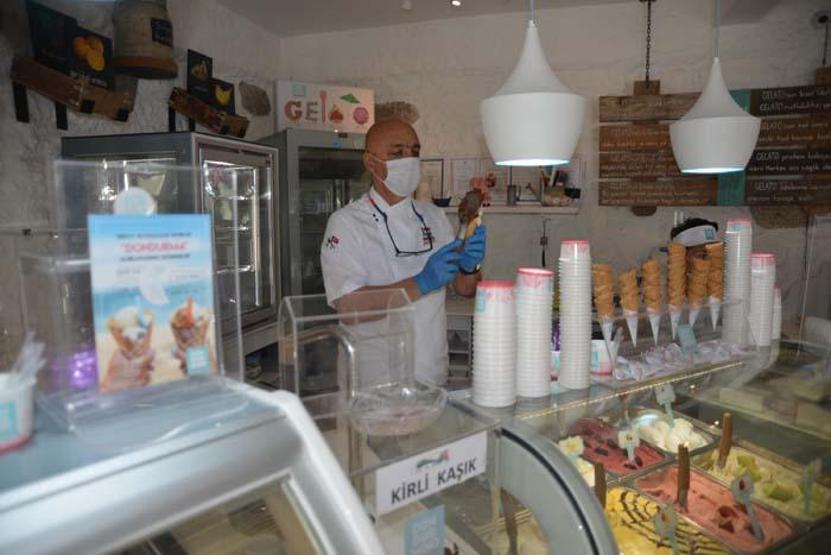 20 metrelik dükkanında 150 çeşit dondurma yapıyor