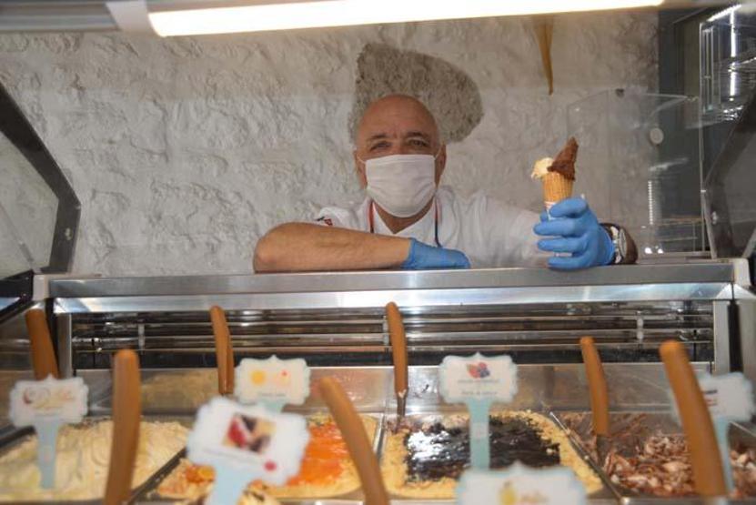 20 metrelik dükkanında 150 çeşit dondurma yapıyor