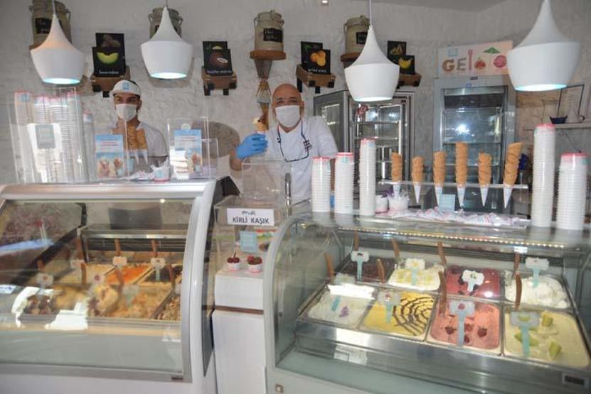 20 metrelik dükkanında 150 çeşit dondurma yapıyor