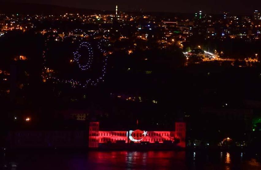 Kulelide 15 Temmuz için ışık ve drone gösterisi