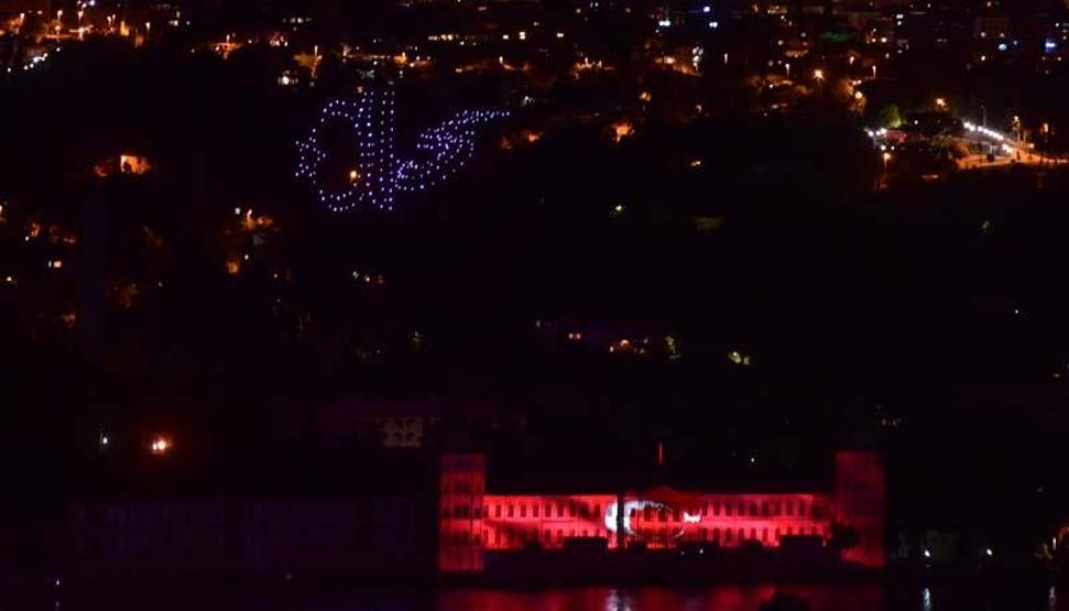 Kulelide 15 Temmuz için ışık ve drone gösterisi