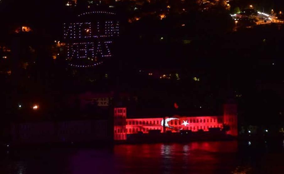 Kulelide 15 Temmuz için ışık ve drone gösterisi