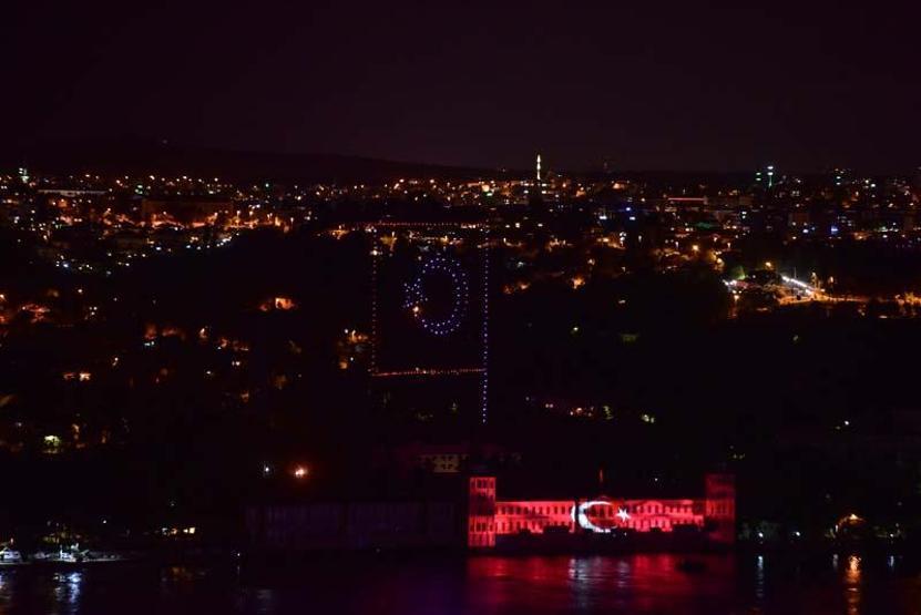 Kulelide 15 Temmuz için ışık ve drone gösterisi