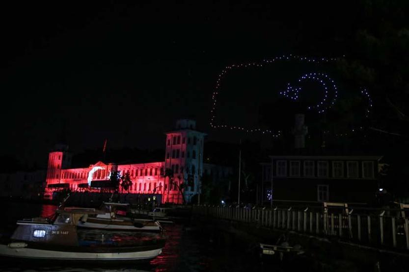 Kulelide 15 Temmuz için ışık ve drone gösterisi