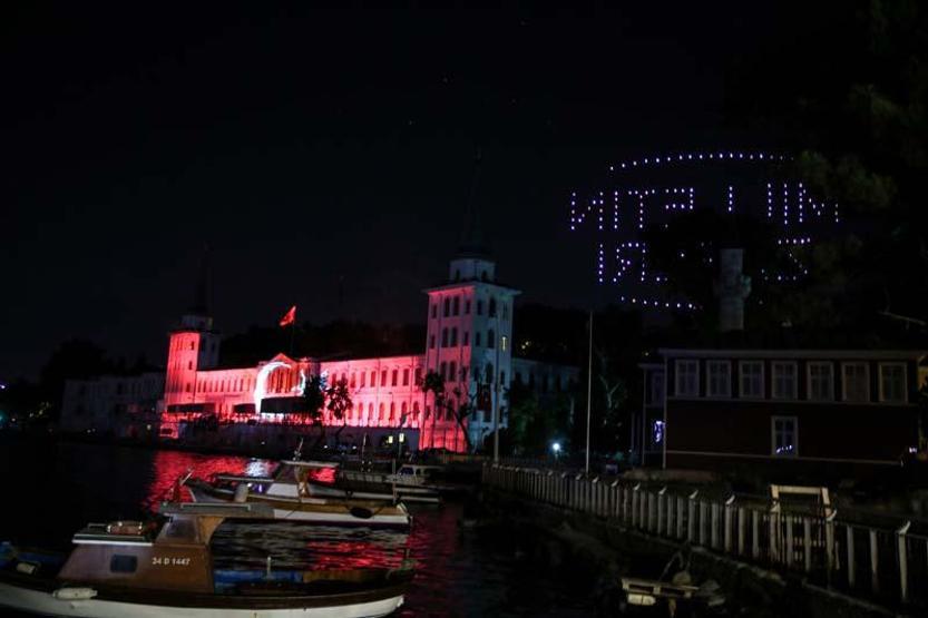 Kulelide 15 Temmuz için ışık ve drone gösterisi