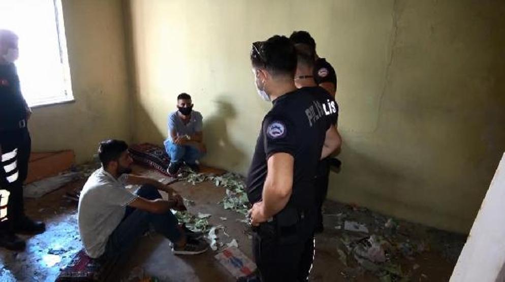 Son dakika haberleri... Polisin denetimini çekirdek çitleyerek izledi