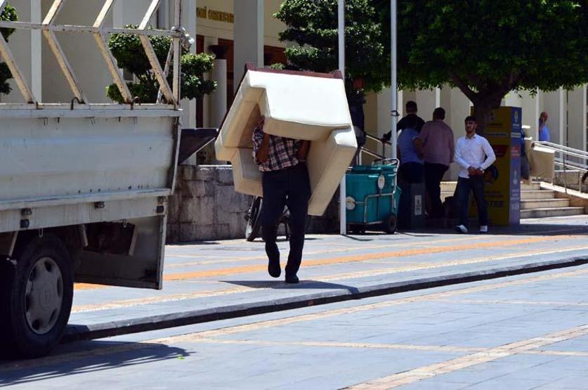 Son dakika... Makamına haciz gelen Başkan Karalar’a masa ve sandalye götürdü, kabul edilmedi