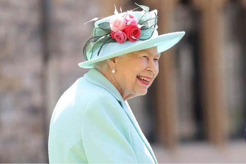 Kraliçe Elizabeth Yüzbaşı Tom Mooreu şövalye ilan etti