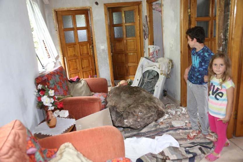 Kaya parçasının çarptığı evdeki 5 kişiyi çamaşır makinesi kurtardı
