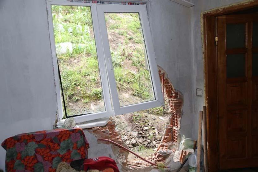 Kaya parçasının çarptığı evdeki 5 kişiyi çamaşır makinesi kurtardı