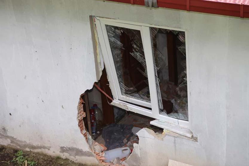 Kaya parçasının çarptığı evdeki 5 kişiyi çamaşır makinesi kurtardı