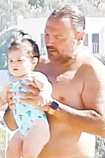 Ali Sunal eşi ve kızıyla tatilde