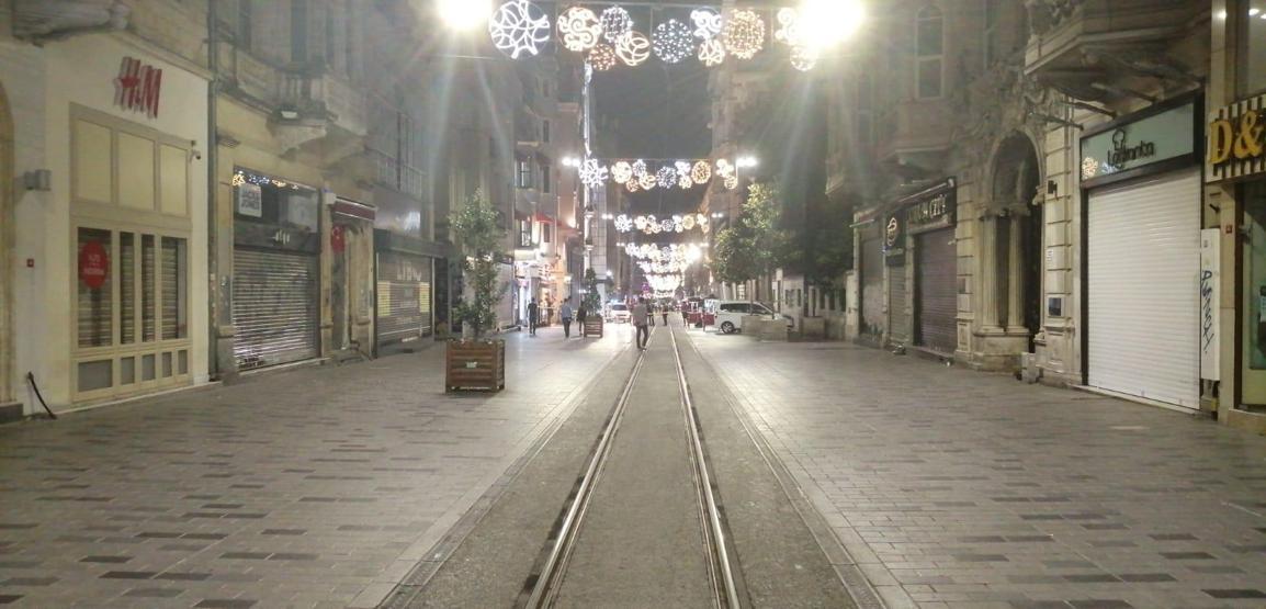 Son dakika haberi: İstiklal Caddesinde şüpheli paket alarmı Giriş-çıkışlar kapatıldı
