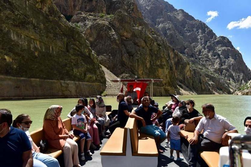 Maceraperestlerin vazgeçilmez adresi: Kemaliye Karanlık Kanyon