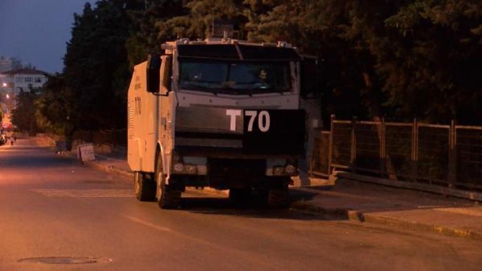 Son dakika... Bakırköyde pazar yerinin girişleri çöp kamyonlarıyla kapatıldı