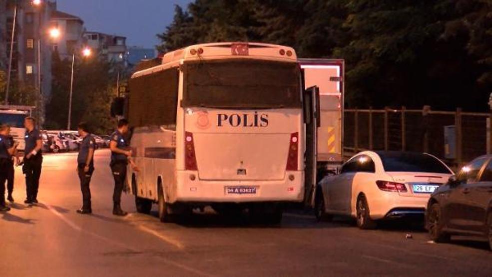 Son dakika... Bakırköyde pazar yerinin girişleri çöp kamyonlarıyla kapatıldı