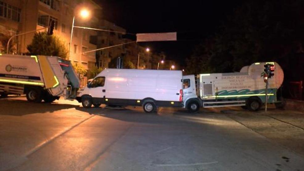 Son dakika... Bakırköyde pazar yerinin girişleri çöp kamyonlarıyla kapatıldı