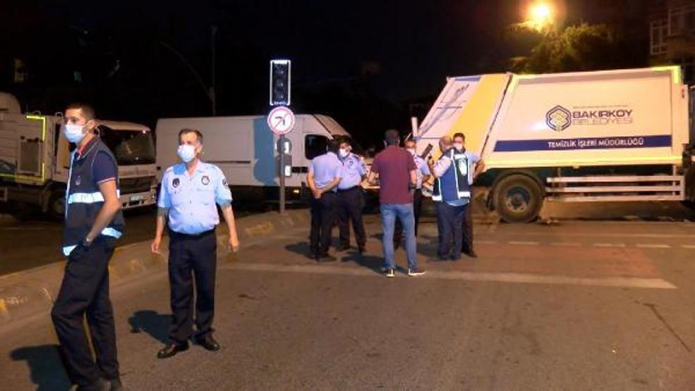 Son dakika... Bakırköyde pazar yerinin girişleri çöp kamyonlarıyla kapatıldı