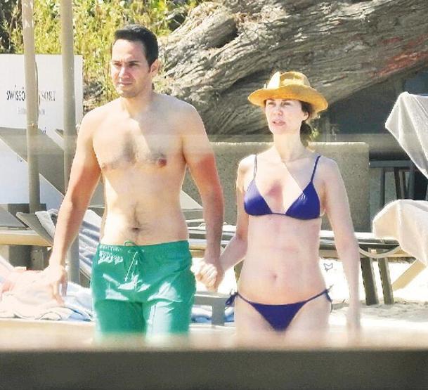 Demet Şener ile Cenk Küpeli sahilde el ele