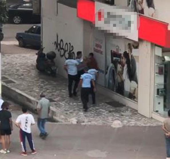Zabıtalar seyyar satıcıyı darbetti